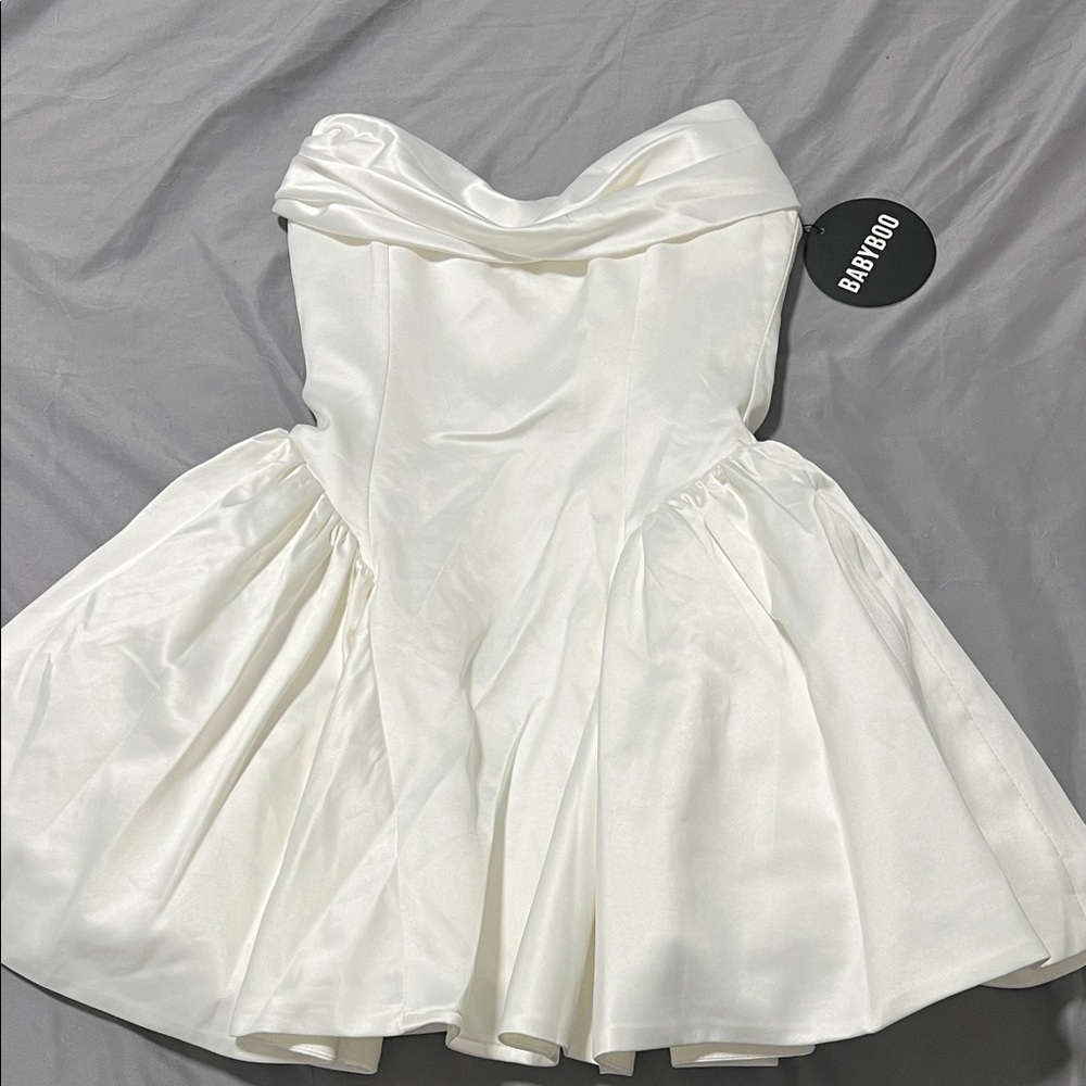 Elegant Strapless White Dress - Picture 5 of 9